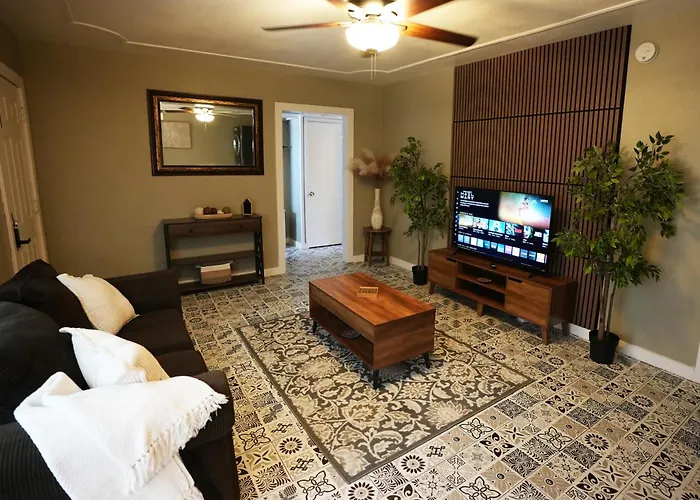 Cozy Retreat Near Phx Airport & Downtown Apartment *